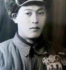 1952年，志愿军张文荣被美军策反，乘坐美军飞机准备潜入我军阵营，在跳伞前一秒，