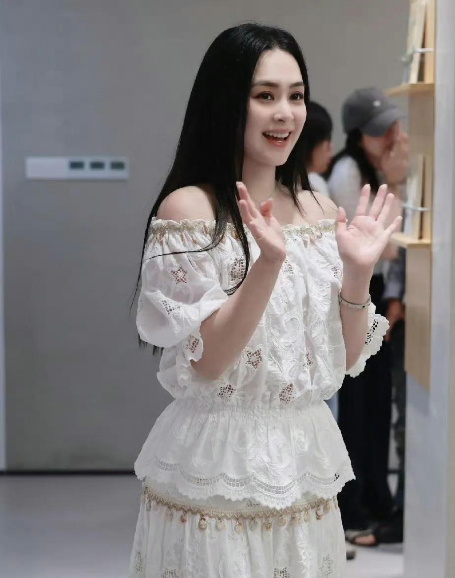 阿娇似乎已经get到刘亦菲那种微胖美，有点肉嘟嘟的感觉真的很美！
之前总觉得阿娇