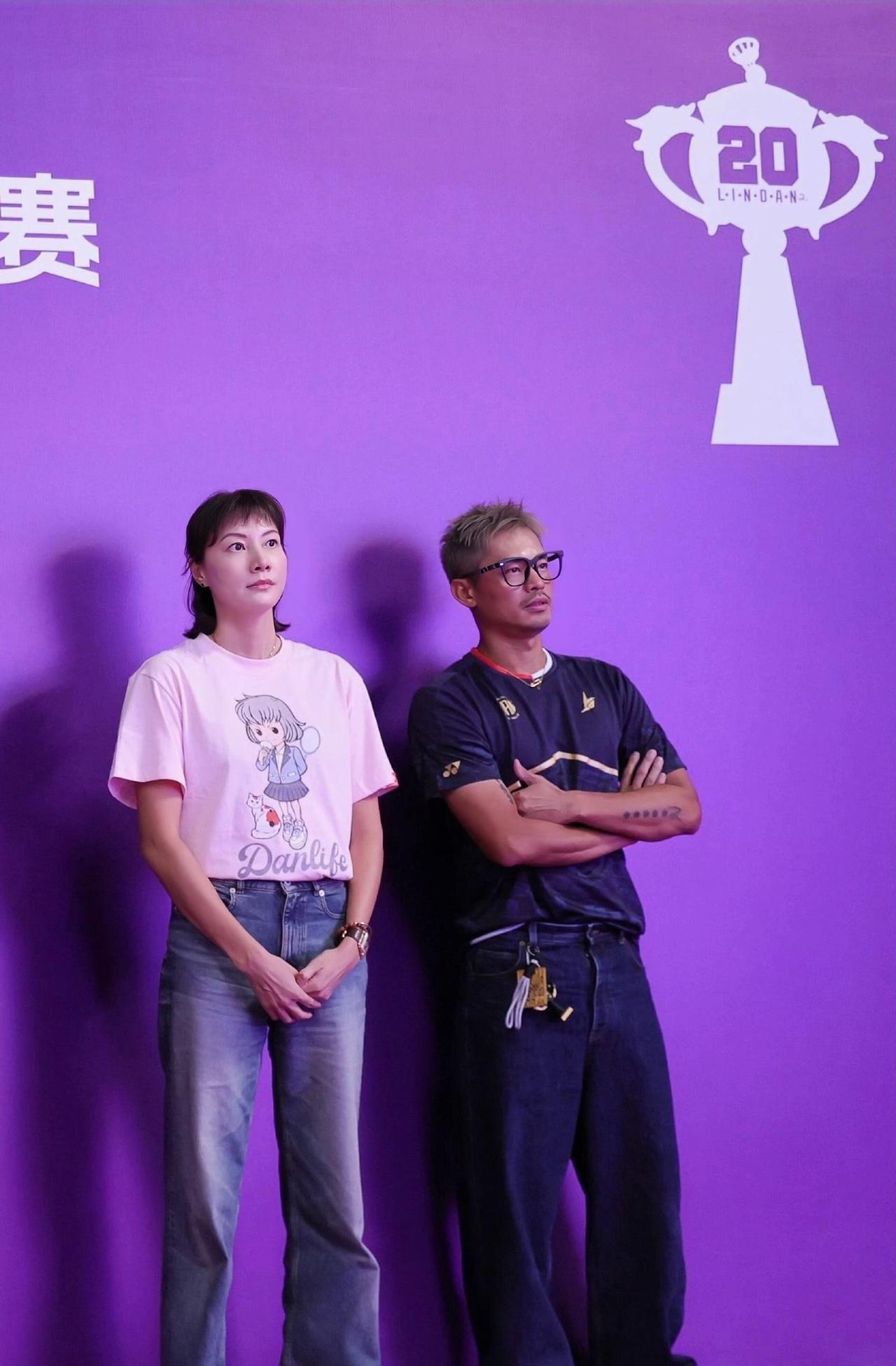 谢杏芳皮肤白皙，44岁状态极佳。近日，她与林丹现身晋城参加活动，被偶遇。谢杏芳气