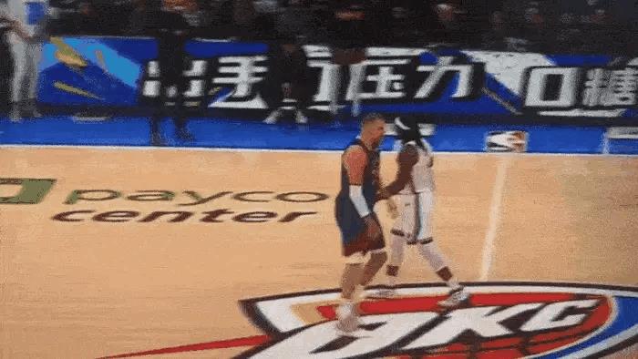 约基奇怎么打球这么多小动作，太不理解他这个动作了，走着走着就往对手身上压，这么重