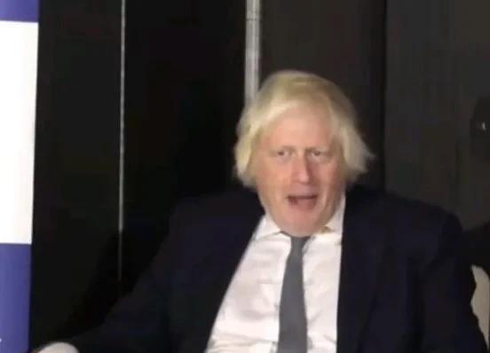 被美国人抛弃了的一个英国前首相，也就是在岛上狂吠了几句而已，然后领着一笔丰厚的费