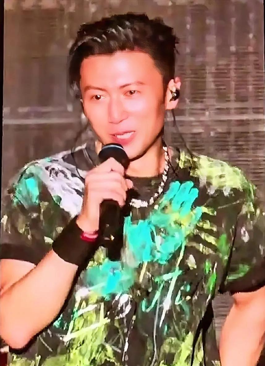 谢霆锋真的超爱啊  演唱会现场被粉丝问及王菲来了没有，他很羞涩和开心地说在，满眼