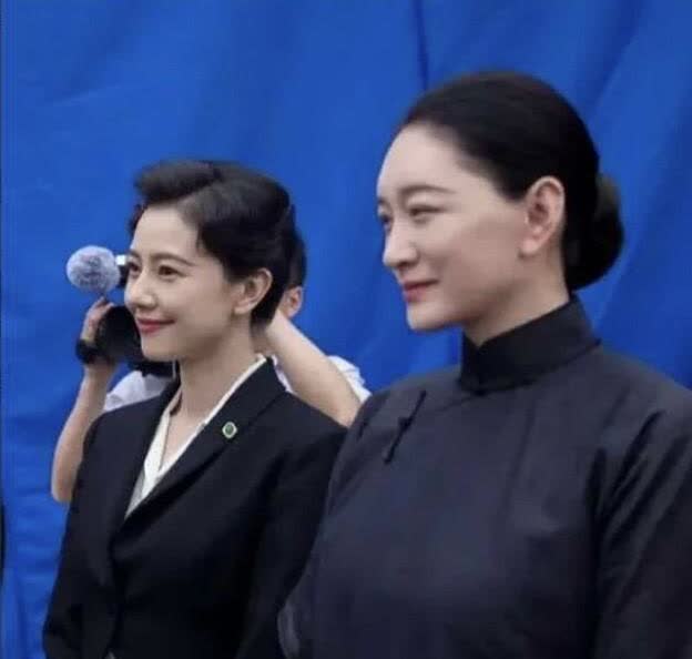 不知道这是在拍什么戏的一张剧照，感觉平时的李小冉那么白，那么好看，怎么站在高圆圆