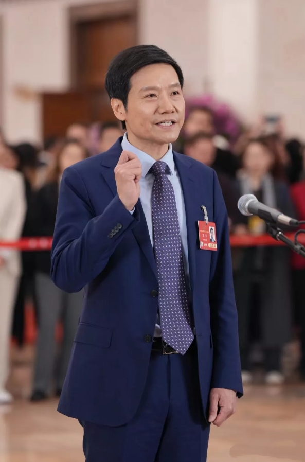 雷军第一个亮相“代表通道”笑眯眯的扔出3大王炸，你说他厉不厉害。

1、过去5年