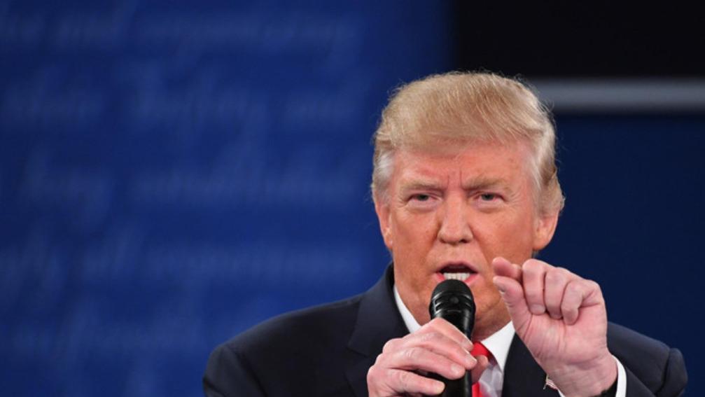 不出所料：H200芯片允许出口中国，特朗普果然是老狐狸，黄仁勋：再不卖就要被抛弃了