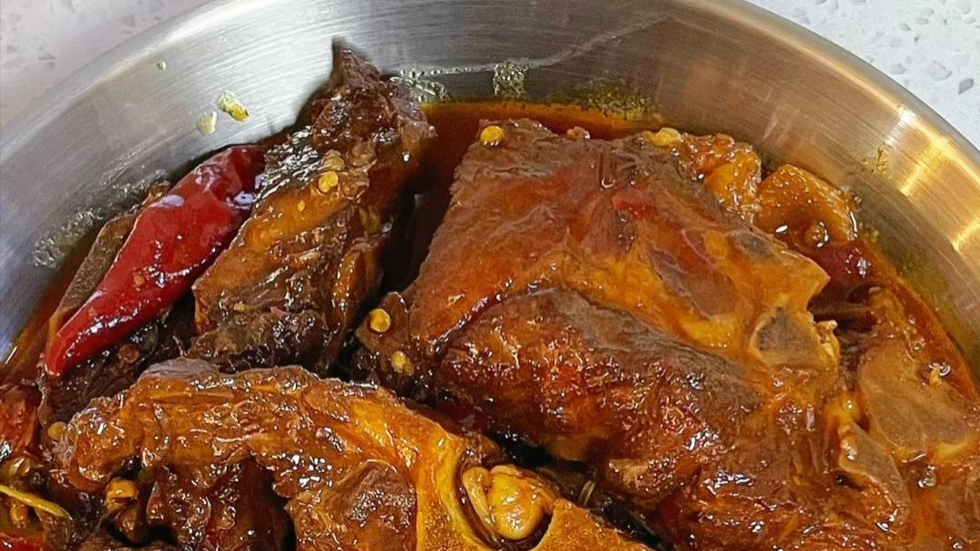 一口脱骨还爆汁！零失败家常酱骨头，厨房小白也能香到邻居敲门