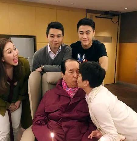 四太对赌王表达爱意如此直接明了，当着子女面亲嘴，何猷君看笑了，何超盈看得眼睛都瞪