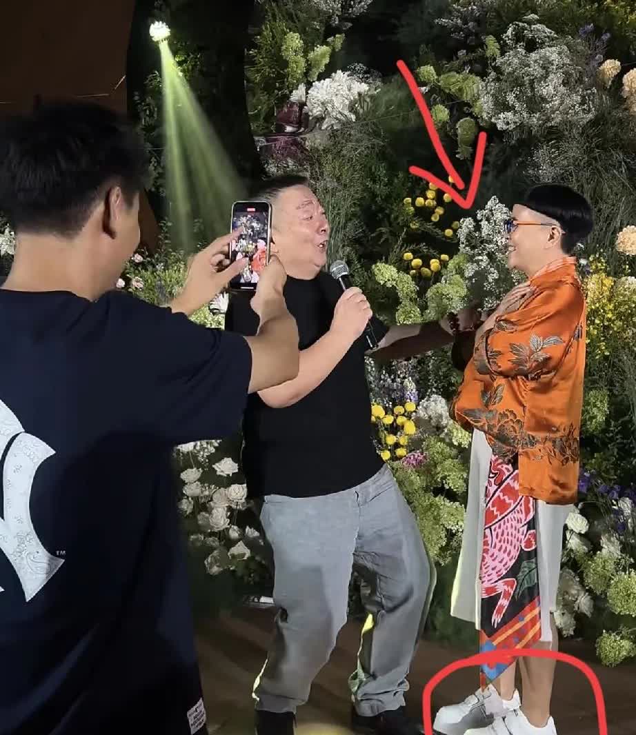 终于弄明白

为什么金龟子要在女儿婚礼上穿大裤衩了

不是因为她想要跟别
