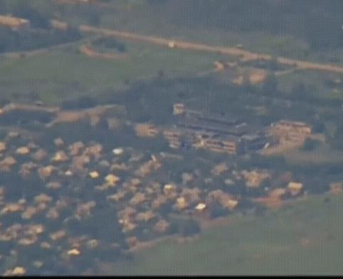 精准打击！俄军苏-34轰炸机，空投了一枚fab-1500 M54航空炸弹，准确落