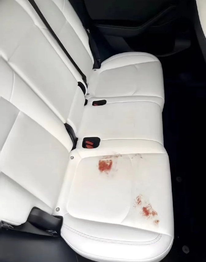 
我的特斯拉座椅被女同事给弄脏了。
下班时女同事蹭车，聊着聊着她说她姨妈来了，还