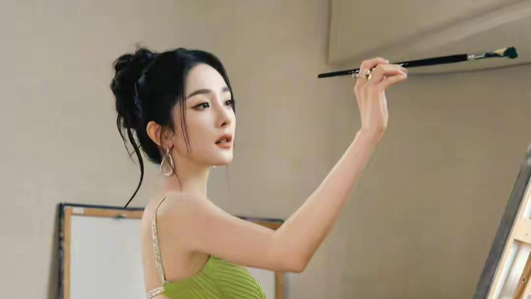 杨幂的身材好，黄金比例与线条美学。