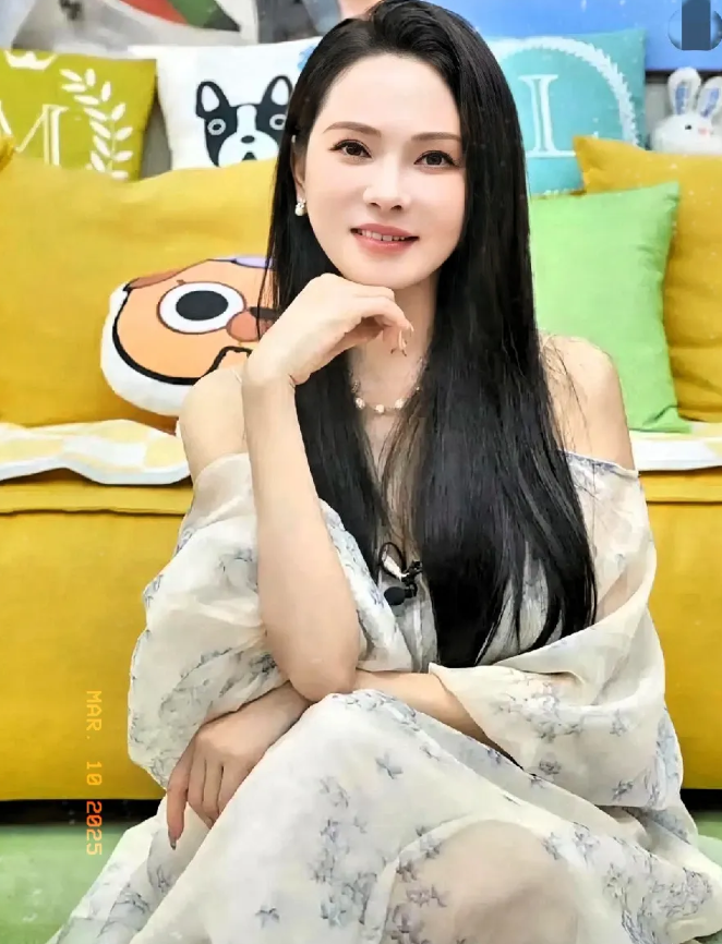 凌晨三点，娱乐圈突然炸出猛料！

狗仔拍到秦昊凌晨现身某娱乐场所，现场录音片段被