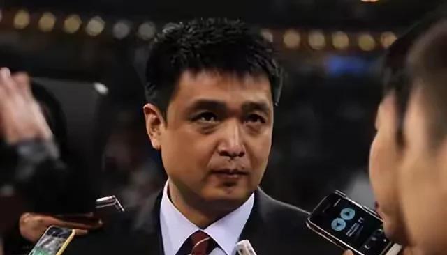 北控男篮的闵鹿蕾主教练是怎么回事呢？在上一场比赛里，他在战术板前就像个看客一样，