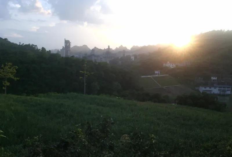 风水堂局与后人的格局：大地铸就的心量
风水学中，堂局之大小不仅关乎形胜，更如无形