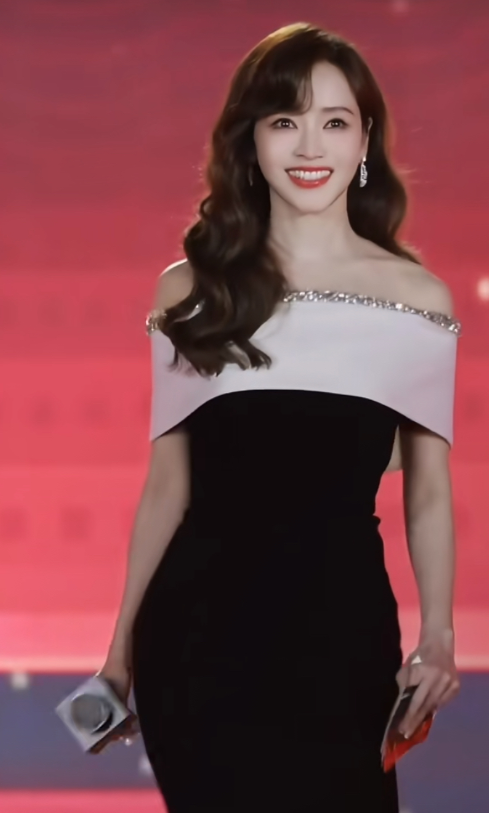 大家发现没？
侯佩岑真是太牛了
就她妈妈的那些事儿，
搁别的明星身上，
完全是没