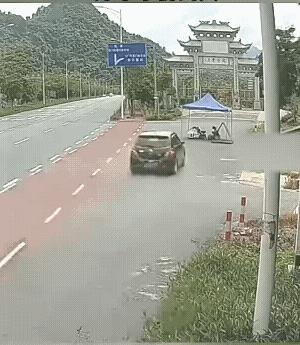 男孩中午帮助家人卖瓜，眨眼功夫就“卖”完了！
虽然一下子就把“瓜”卖完了，但是，