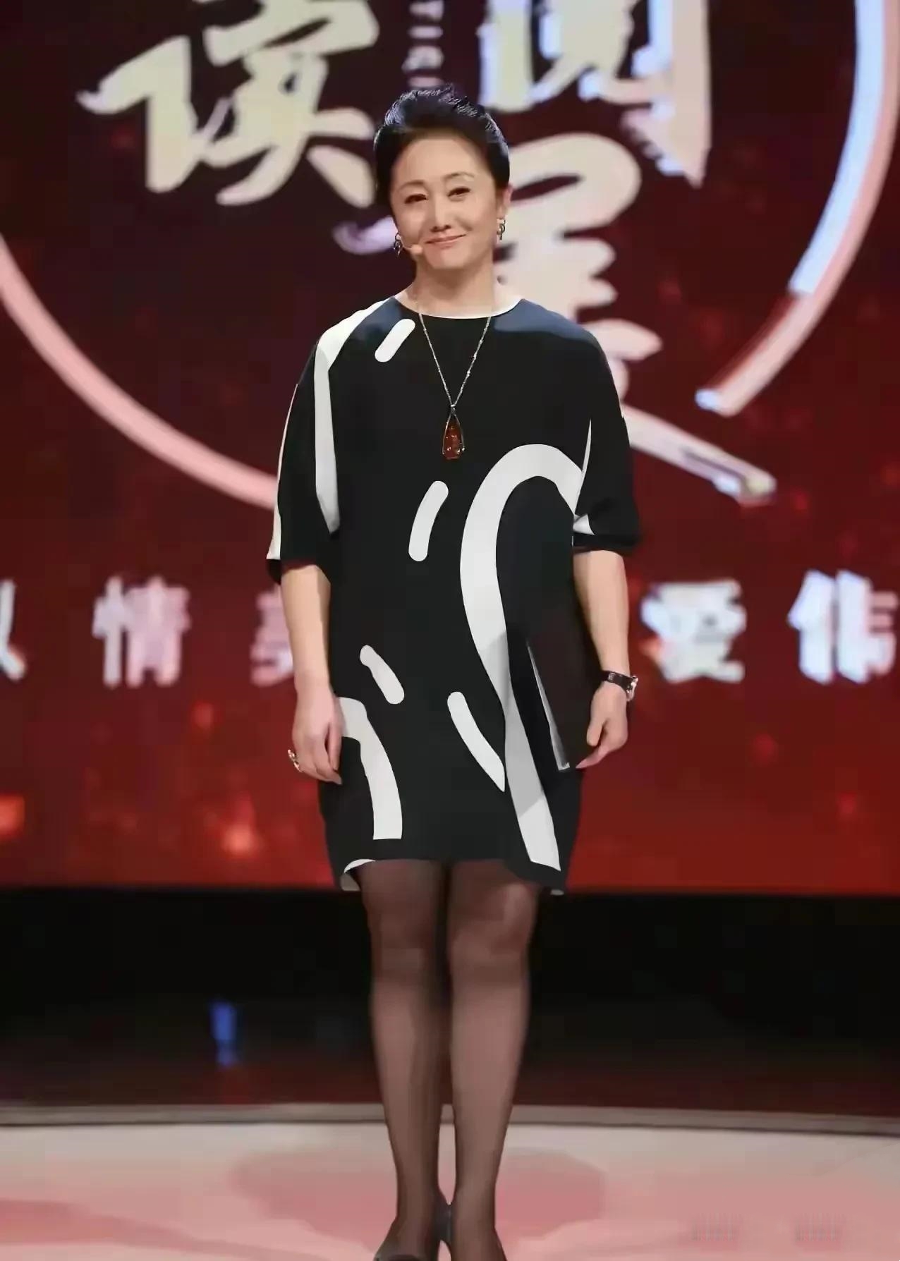 照片里这个女人已经59岁了，虽然没有老态龙钟，但是已经发福发体，不复年轻时候的美