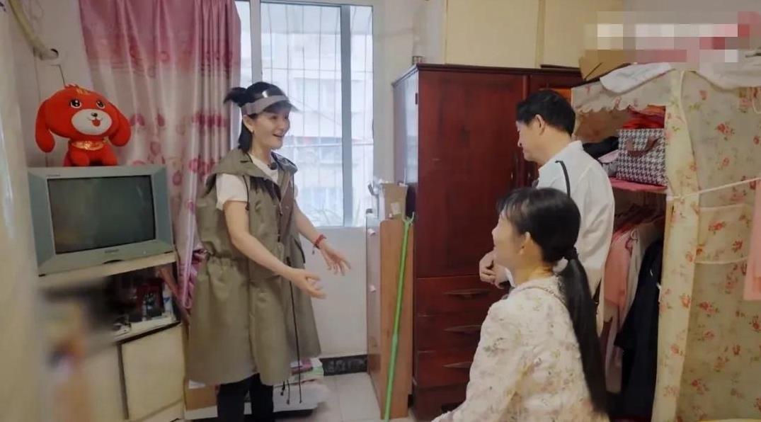 谢娜说：“我小时候最难过的事情是，辛辛苦苦攒的压岁钱被小偷偷走了。”
谢娜和爸爸