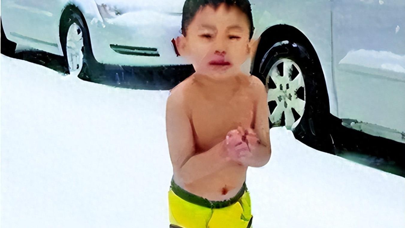 13年前，被父亲逼迫零下13度裸跑的4岁小男孩，如今过得怎么样了