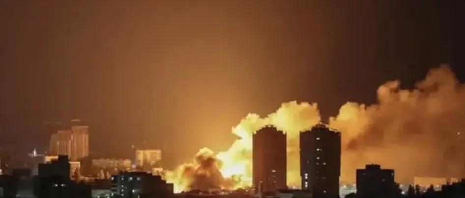 突发！俄一大型炼油厂发生火灾！
乌当局官方人员安德烈.科瓦连科于本月7日在社媒发