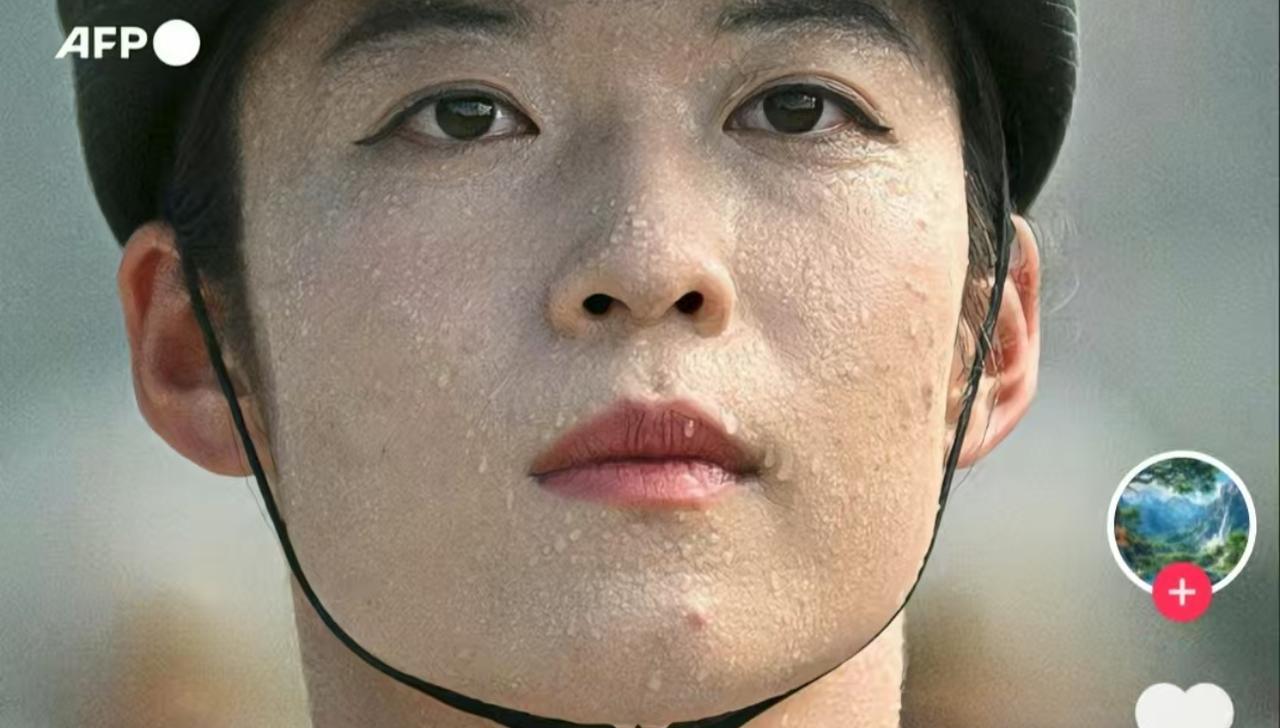 每次法新社都致力于拍我们的“黑图”，这次在阅兵仪式上特意拍摄我们的女兵汗流满面的