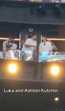 珍妮、新老板带东契奇看后街男孩，接着奏乐接着舞！
太宠他了，东契奇说声喜欢立马安
