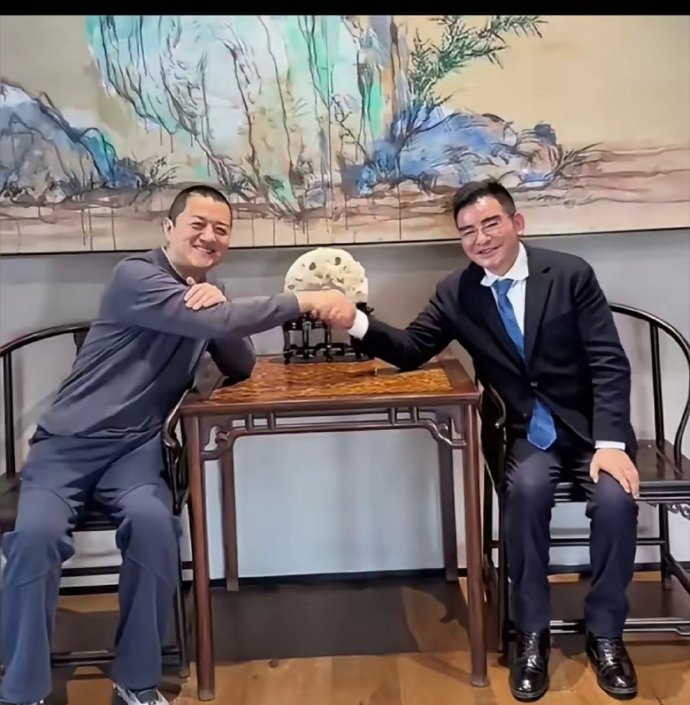 李亚鹏苦尽甘来终于真心笑了，和陈光标的见面是不错的。陈光标握手之前说，公益路上携