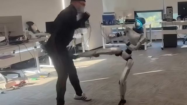 宇树向左，傅利叶向右：人形机器人的“成年礼”