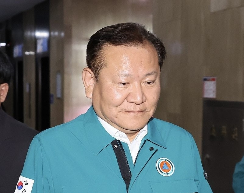 韩国前部长摊上大事了











韩国前部长李祥敏家被抄了！听说是因为