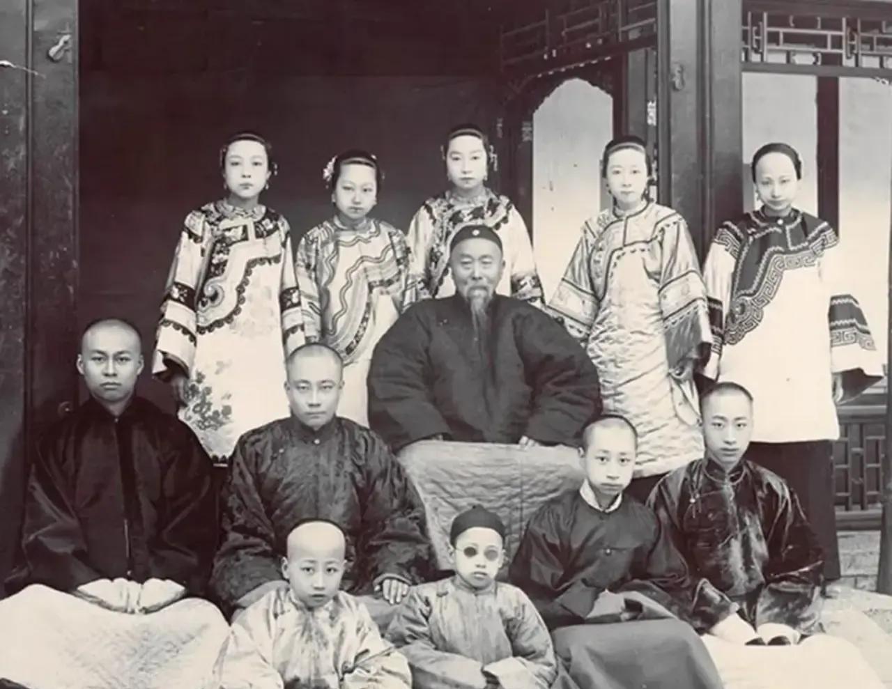 1953年，李鸿章的孙子李子嘉，身着破烂衣服，踉跄着走到一个湖边，纵身一跃跳了进