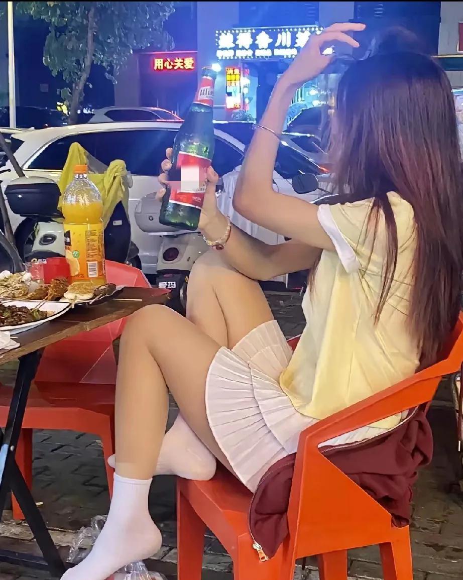 我问老公，这姐们儿肯定喝多了，脚都搭到凳子上了！如果是你和她在一起，你会帮他喝吗