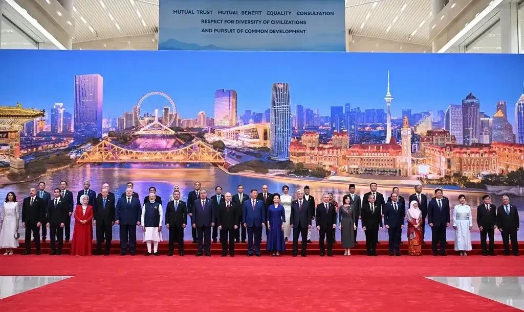 一场大会，让世界懂得在中美之间如何选择了！中国以“实在，务实” 的行动，为成员国