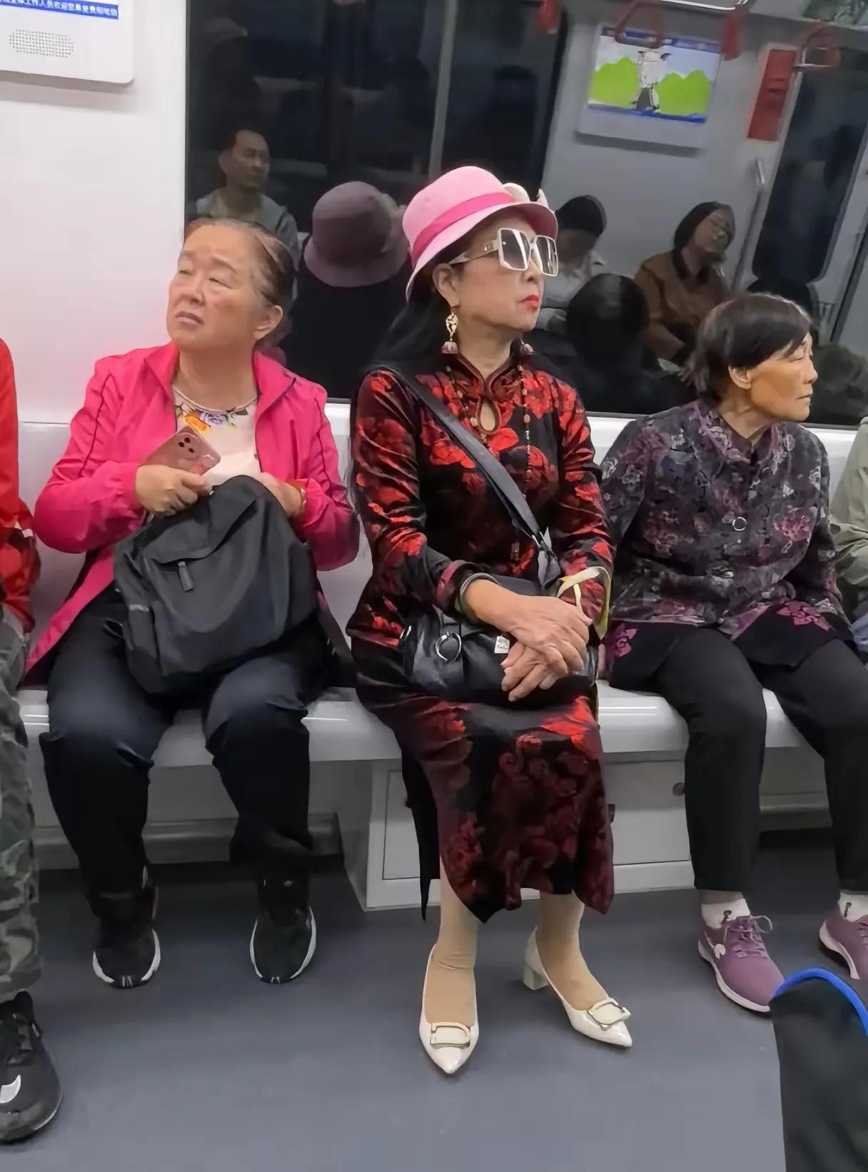 你的身材，你的脸，你的服饰，统统都是你能力的体现。
地铁上坐在同一排的三位大妈，