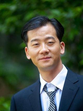 照片中这一个眼睛眯成一条缝的男演员，你还记得不？他虽然颜值一般，但是演起戏来，演