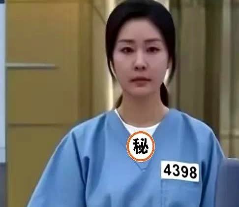 8月25日第四次讯问，金建希依旧一句话不说，只抬手喝水。
检方把灯开到最亮，账