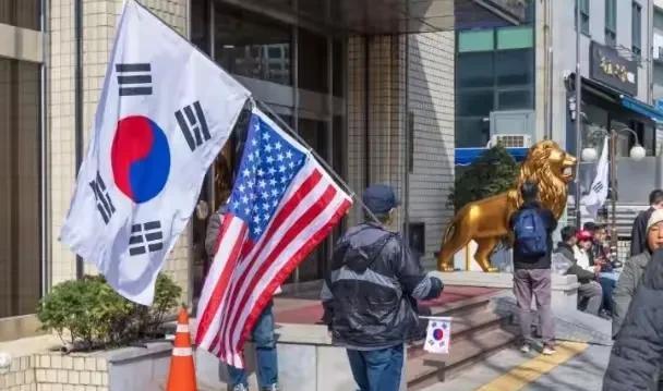 尹锡悦再入牢狱，韩国保守派却组织反华集会，把矛头指向中国！
7月10日凌晨，韩国