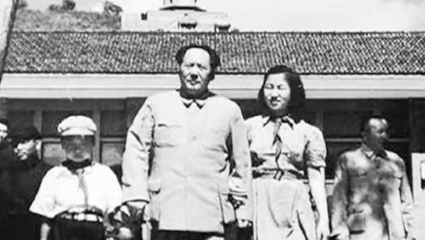 1972年李讷生娃后写信请求爸爸接济8000元，毛主席看罢来信后，心痛不已，指示