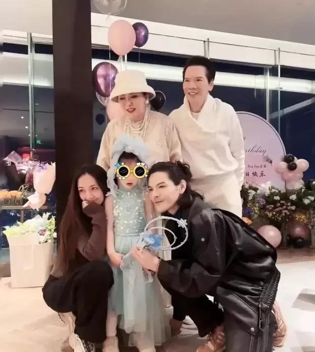 当香港山顶豪宅的窗帘被晨光掀开时，向太的生日派对已然上演了一场魔幻现实大戏——这