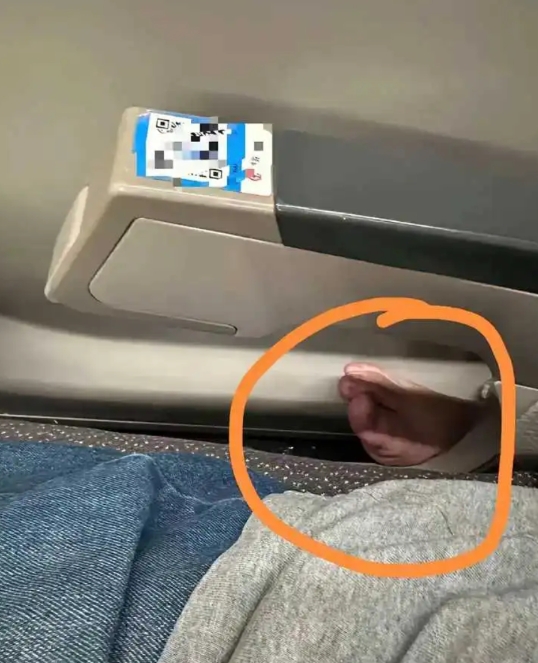 高铁上碰到这种人，又打不过他，怎么办?