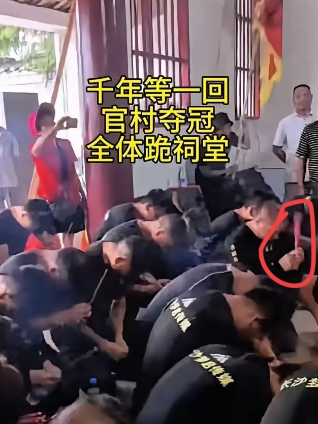 湖南怀化这场龙舟赛彻底炸锅了！
5月29日，麻阳苗族自治县的乌龙队竟然干了一件"