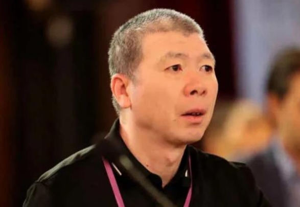 1999年，倪萍工作结束后跑去找冯小刚，见到冯小刚时，倪萍直接扑通一声跪下，哭诉