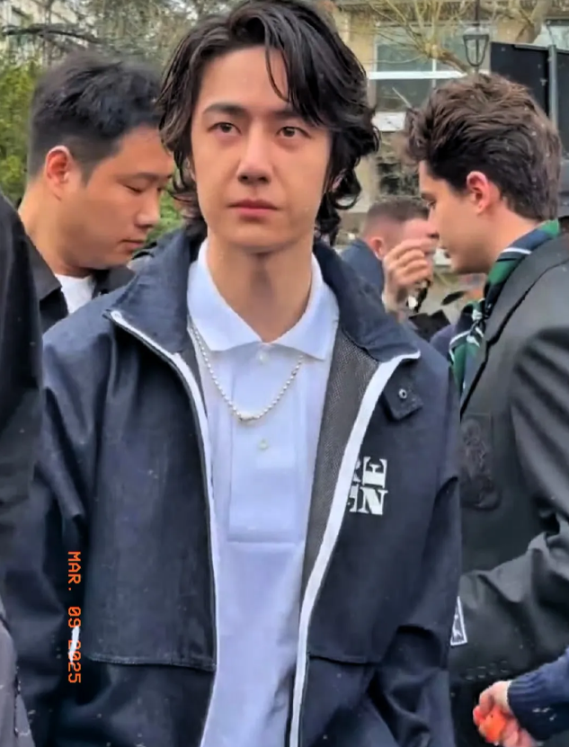 王一博的法令纹咋这么重？
长发造型也不太好看，喷了好多发胶油腻腻有点儿显老，不太