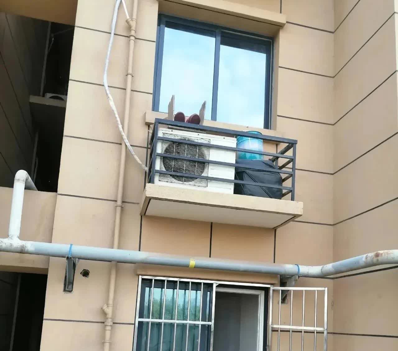 陕西，一名男子家住二楼，他在家中安了一个空调，可是，安好没多久，一楼邻居突然找上