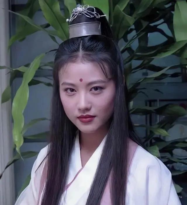 | 周海媚·高圆圆 |
周海媚和高圆圆都扮演过周芷若。
周海媚更灵动，更清丽，更