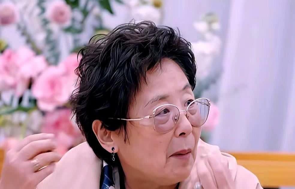 终于搞明白了为什么黄圣依妈妈这么不满意她的婚姻？

不是因为杨子是二婚，也不