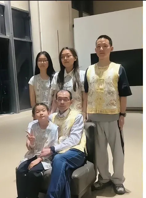 谢浩南全家福没妈妈











你有没有想过，一张看似温馨的全家福背后
