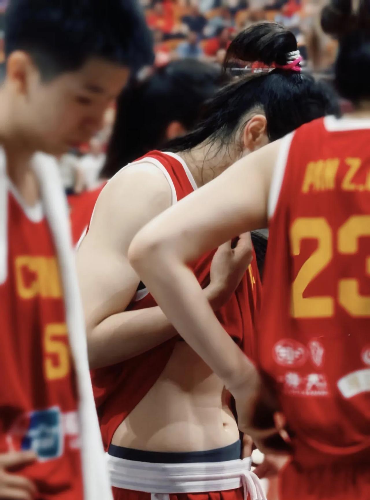 看腹肌猜中国女篮球员？
看到这样一张照片把我给惊呆了，中国女篮的金花竟然还有如此