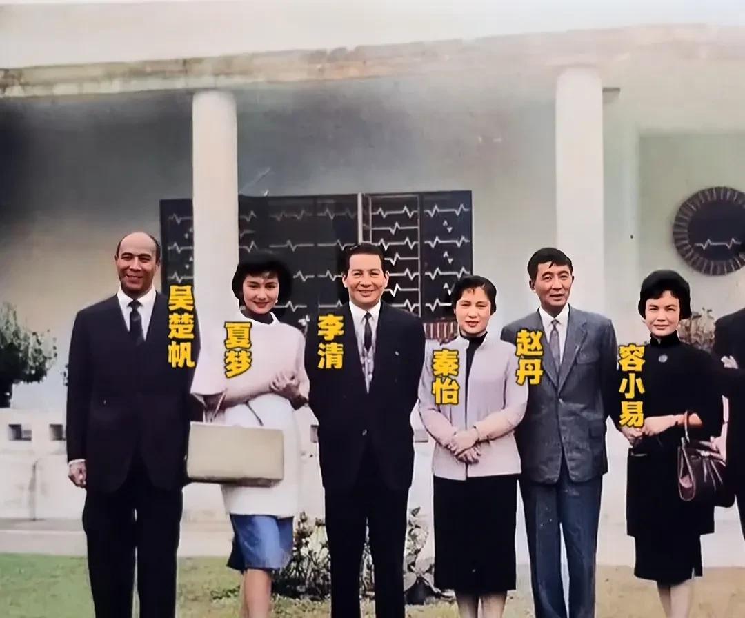 上世纪六十年代，吴楚帆、夏梦、李清、秦怡、赵丹、容小易在香港山顶的珍贵合影，真是