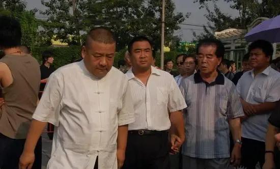 标题相声演员刘惠现身：舞台余晖与行业生态的镜像观察，一段相声演员刘惠现身社区文化