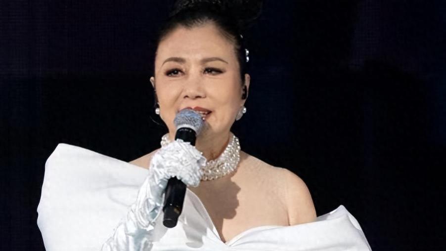 78岁连路都走不稳还开演唱会